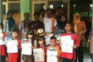 Alumni SDN 1 Kapandayan angkatan 1983-1984 berfoto bersama dengan siswa SDN 1 Kapandayan.